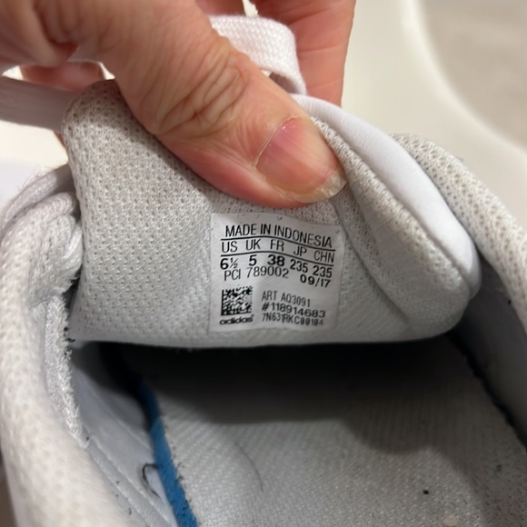 ADIDAS White Superstar Sneakers in Women Size 6.5 with Silver Stripes - Picture 6 of 8
